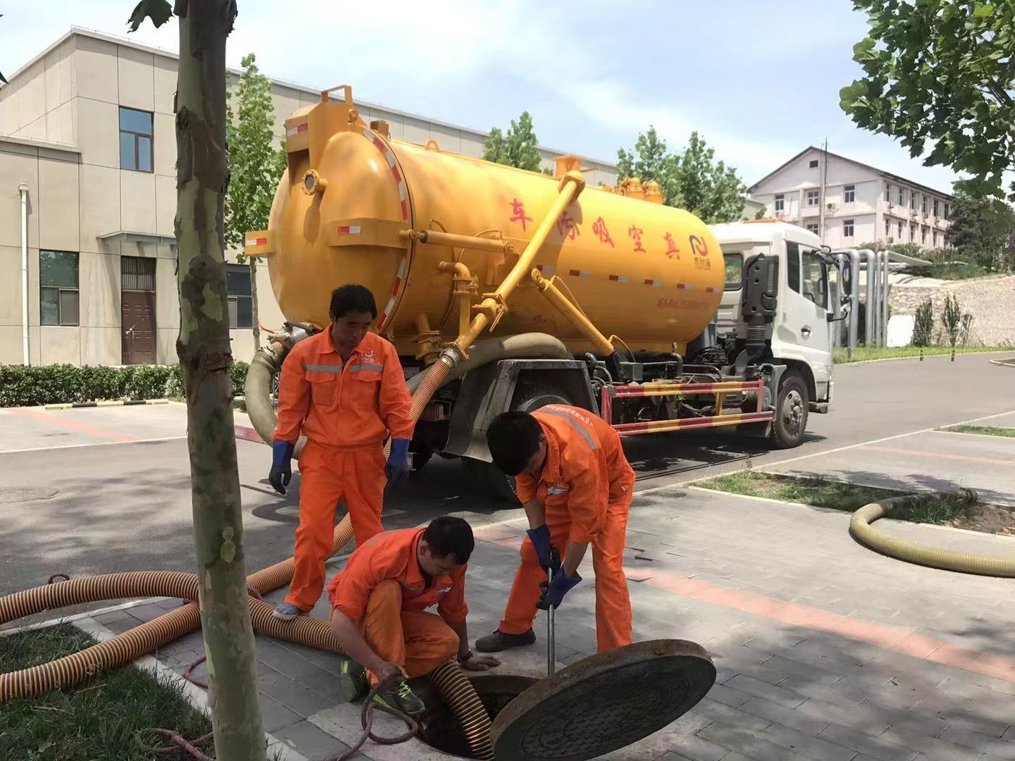 加查管道疏通车停在窨井附近