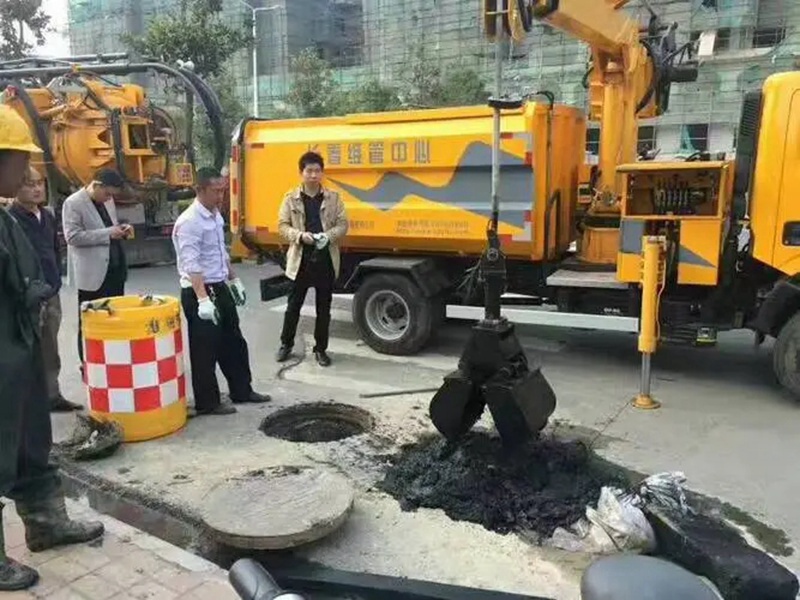 加查街道：网格员化身“清道夫”，为民解忧疏通“堵心”化粪池