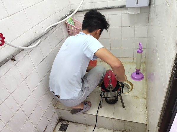 加查肥皂掉到马桶里把马桶堵住了怎么办？马桶堵住了怎么办
