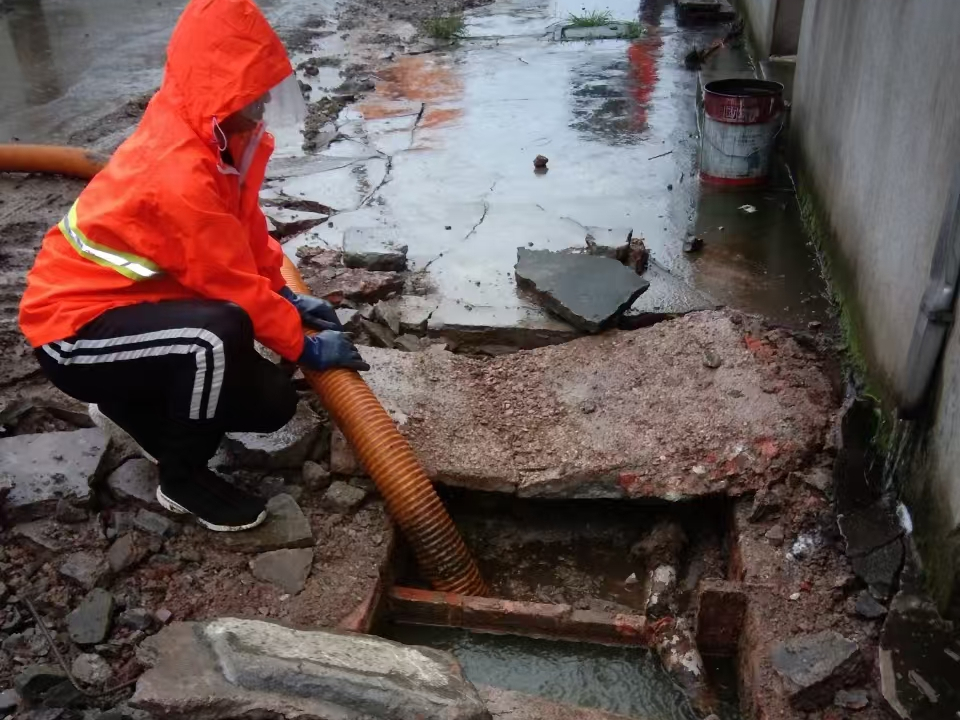 加查专业清理污水池 炜誉市政以规范流程守护城市 “肠道”